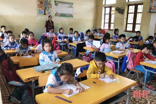 Học sinh vùng ngập nặng ở Hà Tĩnh nhận sách vở mới ngay khi đi học trở lại