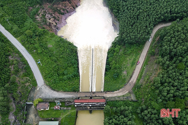 Mực nước hồ Kẻ Gỗ về ngưỡng an toàn, xả lũ qua tràn giảm còn 50m<sup>3</sup>/s từ 10h sáng nay