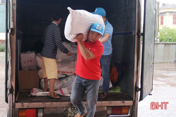 Trao 250 triệu đồng hỗ trợ đồng bào bị lũ lụt ở TX Kỳ Anh