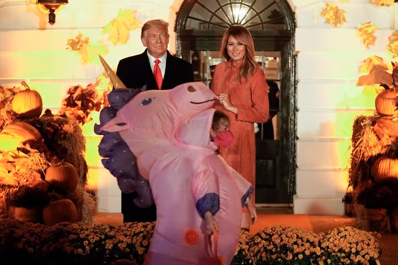 Ông Trump dự tiệc Halloween cùng trẻ em tại Nhà Trắng
