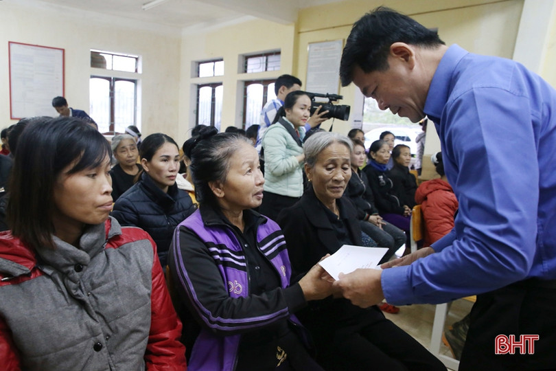 Phó Trưởng ban Dân vận Trung ương trao hỗ trợ, thăm hỏi đồng bào vùng lũ Hà Tĩnh