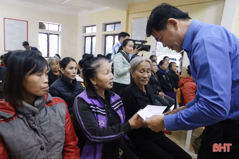 Phó Trưởng ban Dân vận Trung ương trao hỗ trợ, thăm hỏi đồng bào vùng lũ Hà Tĩnh