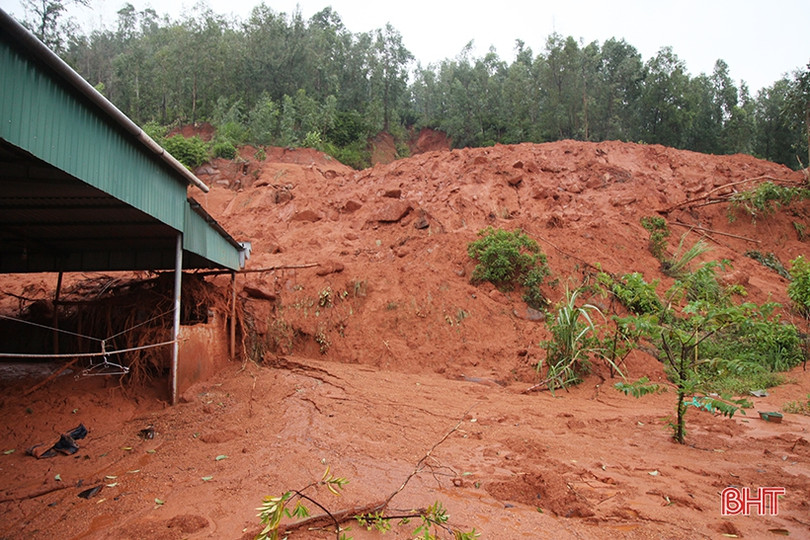 Rà soát hộ dân sống dưới chân núi, sẵn sàng sơ tán khi mưa lớn kéo dài