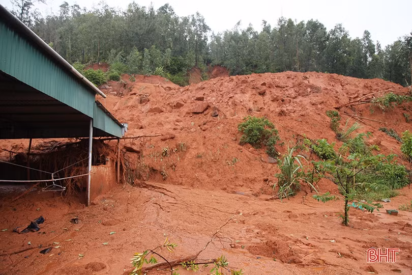 Rà soát hộ dân sống dưới chân núi, sẵn sàng sơ tán khi mưa lớn kéo dài