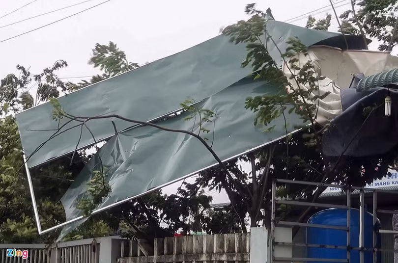 Bão số 9 tàn phá các tỉnh miền Trung