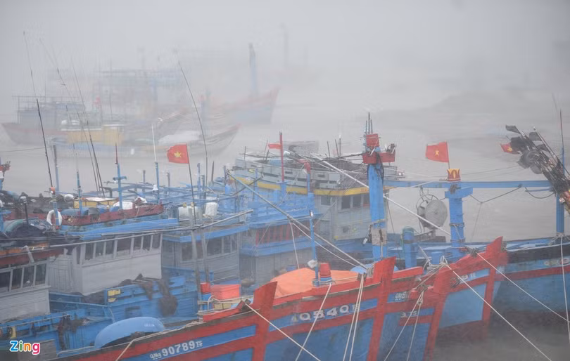 Bão số 9 tàn phá các tỉnh miền Trung