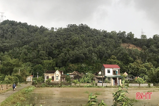 Mưa lớn và lốc xoáy gây sạt lở hàng trăm m<sup>3</sup> đất, tốc mái 9 nhà dân ở Nghi Xuân