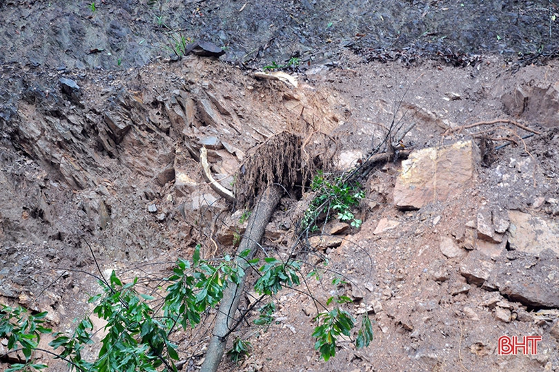 Toàn cảnh sạt lở đất khiến Quốc lộ 15A đoạn qua Hương Khê tê liệt