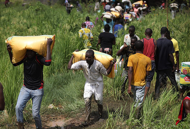 “Biển người” đổ về nhà kho cứu trợ thực phẩm tại Nigeria