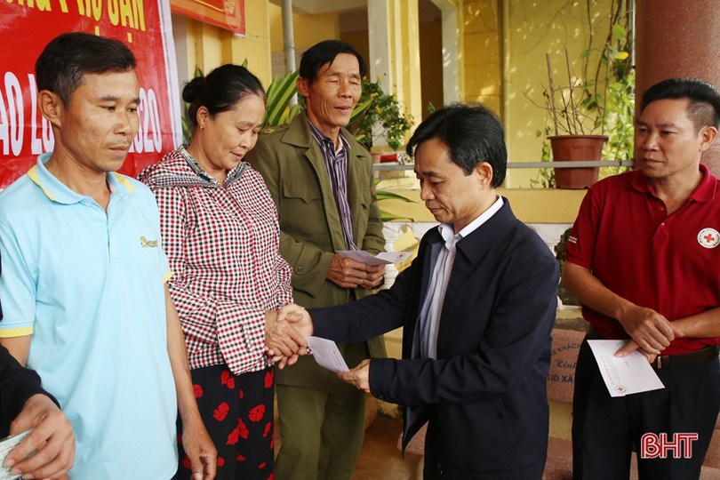 Phó Bí thư Tỉnh ủy Hà Tĩnh thăm hỏi, tặng quà người dân huyện Thạch Hà, Cẩm Xuyên