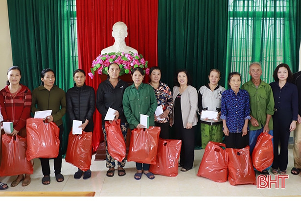 Nguyên Phó Chủ tịch Hội LHPN Việt Nam tặng mái ấm tình thương, hỗ trợ sinh kế cho người dân vùng lũ Hà Tĩnh
