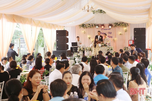 Cặp đôi trẻ ở Hà Tĩnh cưới “văn minh tiết kiệm”