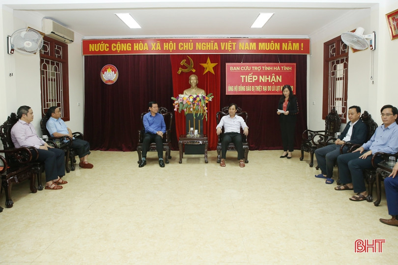 Phó Trưởng ban Dân vận Trung ương trao hỗ trợ, thăm hỏi đồng bào vùng lũ Hà Tĩnh