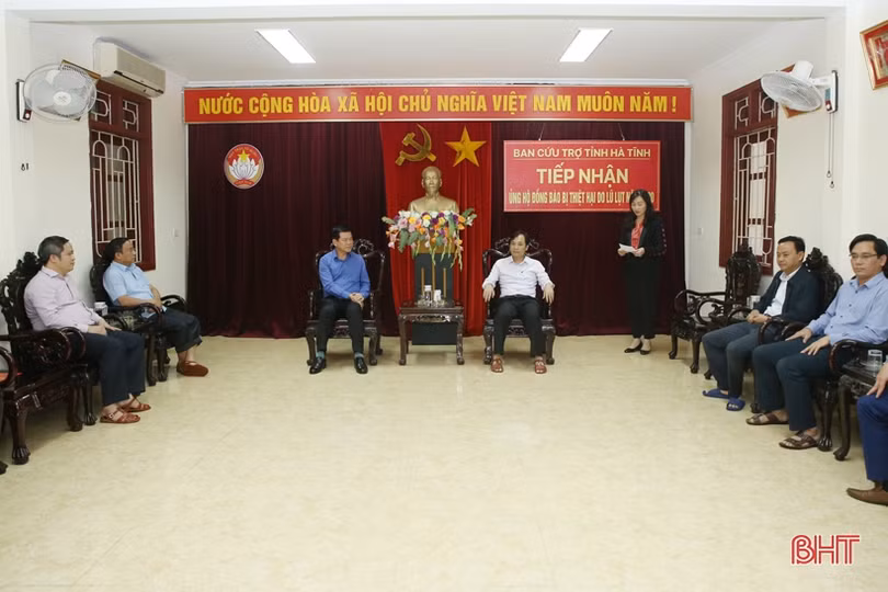 Phó Trưởng ban Dân vận Trung ương trao hỗ trợ, thăm hỏi đồng bào vùng lũ Hà Tĩnh