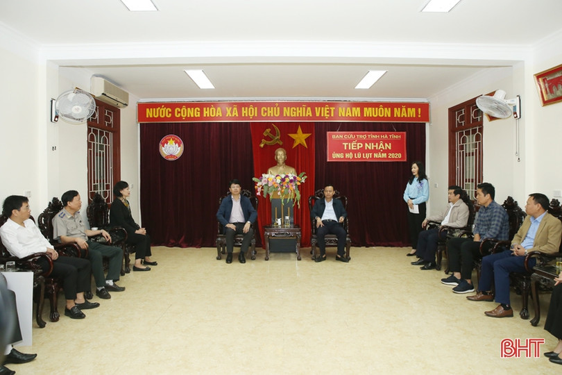 Bộ Tư pháp, các doanh nghiệp chia sẻ khó khăn với bà con vùng lũ Hà Tĩnh