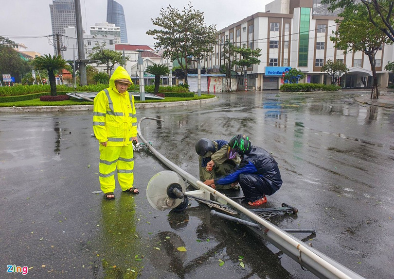 Bão số 9 tàn phá các tỉnh miền Trung
