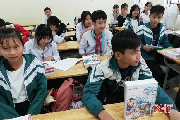 Học sinh vùng ngập nặng ở Hà Tĩnh nhận sách vở mới ngay khi đi học trở lại