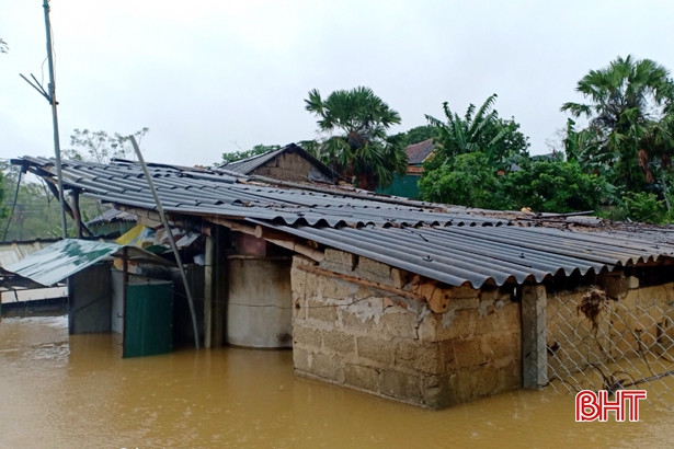 Nhiều món quà đến với người dân vùng lũ Hương Sơn