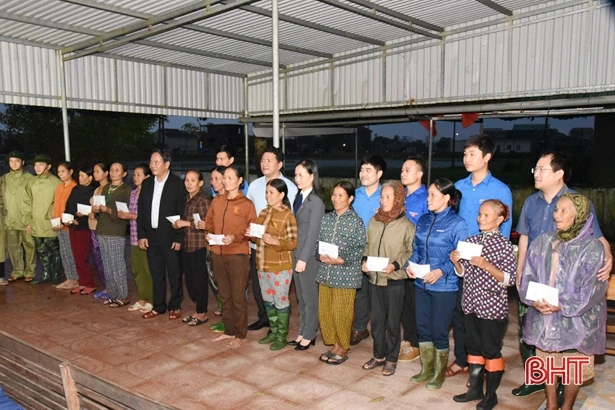 Đảng ủy Khối CCQ&DN tỉnh Bắc Ninh trao quà người dân bị thiên tai ở Hà Tĩnh