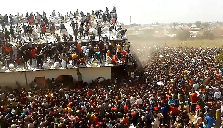 “Biển người” đổ về nhà kho cứu trợ thực phẩm tại Nigeria
