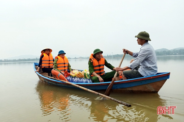 Nhiều món quà đến với người dân vùng lũ Hương Sơn