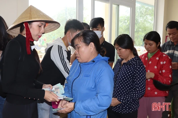 Hơn 17,6 tỷ đồng được ca sỹ Thủy Tiên trao cho người dân Hà Tĩnh