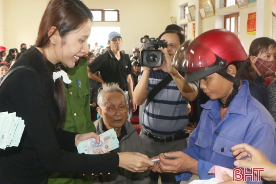 Hơn 17,6 tỷ đồng được ca sỹ Thủy Tiên trao cho người dân Hà Tĩnh