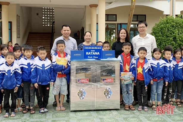 Khám, cấp thuốc miễn phí các bệnh về mắt cho người dân Cẩm Xuyên