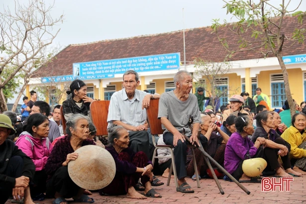 Hơn 17,6 tỷ đồng được ca sỹ Thủy Tiên trao cho người dân Hà Tĩnh
