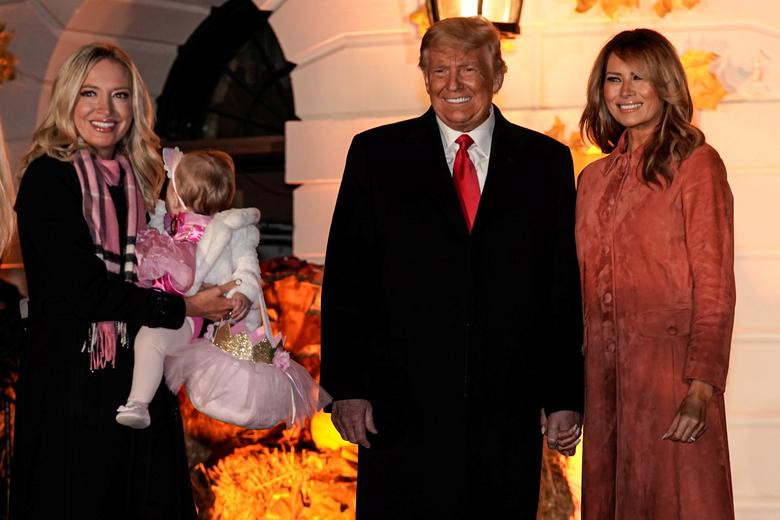 Ông Trump dự tiệc Halloween cùng trẻ em tại Nhà Trắng