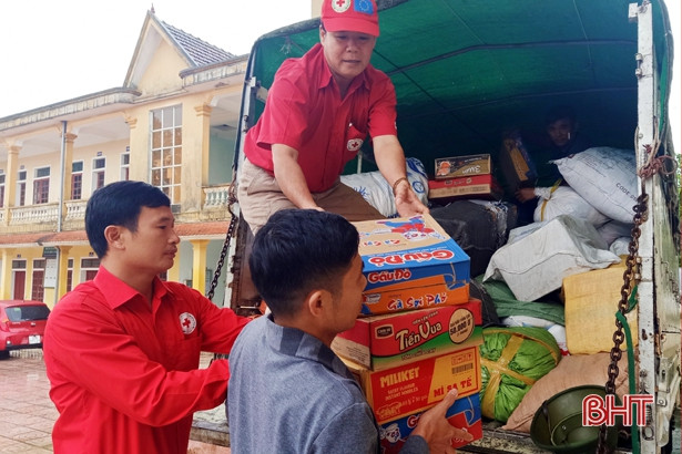 Nhiều món quà đến với người dân vùng lũ Hương Sơn