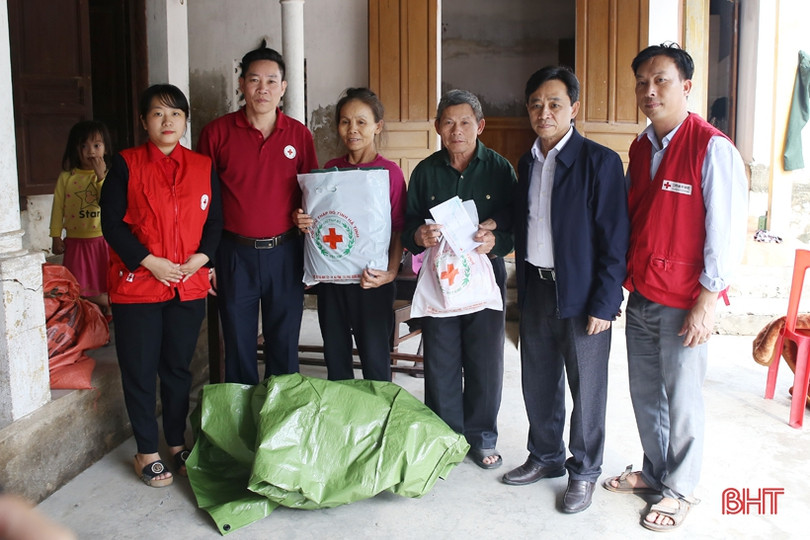 Phó Bí thư Tỉnh ủy Hà Tĩnh thăm hỏi, tặng quà người dân huyện Thạch Hà, Cẩm Xuyên