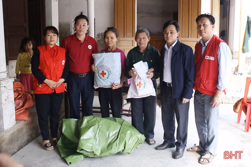 Phó Bí thư Tỉnh ủy Hà Tĩnh thăm hỏi, tặng quà người dân huyện Thạch Hà, Cẩm Xuyên