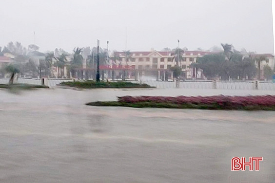 Sáng nay, hơn 300 trường ở Hà Tĩnh cho học sinh nghỉ học do mưa lũ