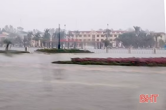 Sáng nay, hơn 300 trường ở Hà Tĩnh cho học sinh nghỉ học do mưa lũ