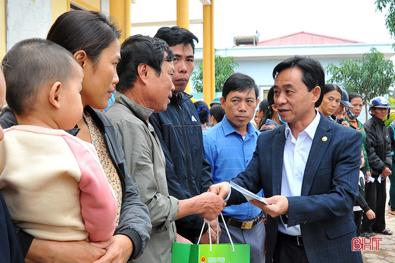 Chủ tịch Hội Nông dân Việt Nam thăm hỏi, trao quà cho người dân vùng lũ Cẩm Xuyên