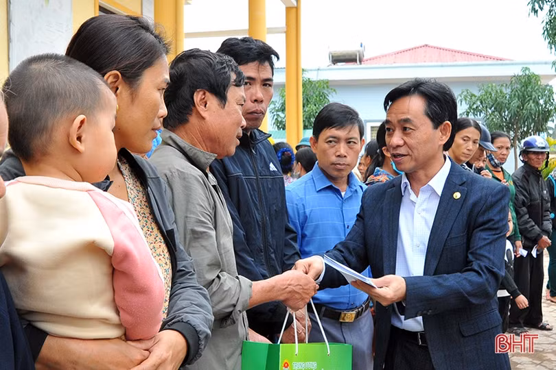 Chủ tịch Hội Nông dân Việt Nam thăm hỏi, trao quà cho người dân vùng lũ Cẩm Xuyên