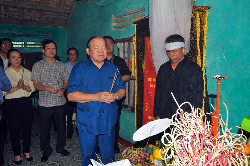 Chủ tịch Hội Nông dân Việt Nam, Đoàn ĐBQH Hà Tĩnh thăm hỏi thân nhân liệt sỹ hy sinh ở Quảng Trị