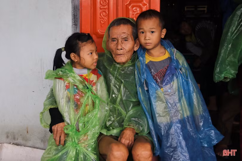 TX Kỳ Anh sơ tán khẩn cấp 583 hộ dân, đảm bảo an toàn trước hoàn lưu bão số 9