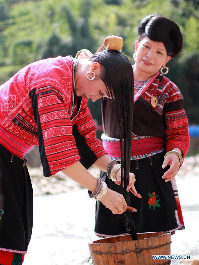 Đến nơi phụ nữ có suối tóc dài hàng mét, chỉ cắt 1 lần duy nhất trong đời - 2 Đến nơi phụ nữ có “suối tóc” dài hàng mét, chỉ cắt 1 lần duy nhất trong đời