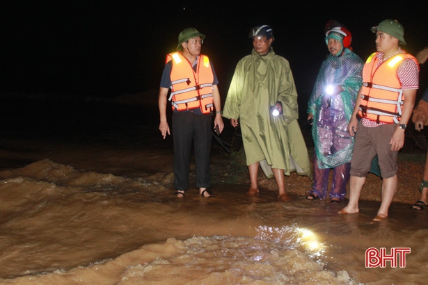 Hàng trăm người dân Thượng Lộc đắp đê trong đêm, ngăn nước thượng nguồn gây ngập lụt