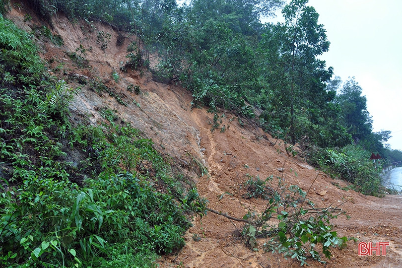 Toàn cảnh sạt lở đất khiến Quốc lộ 15A đoạn qua Hương Khê tê liệt
