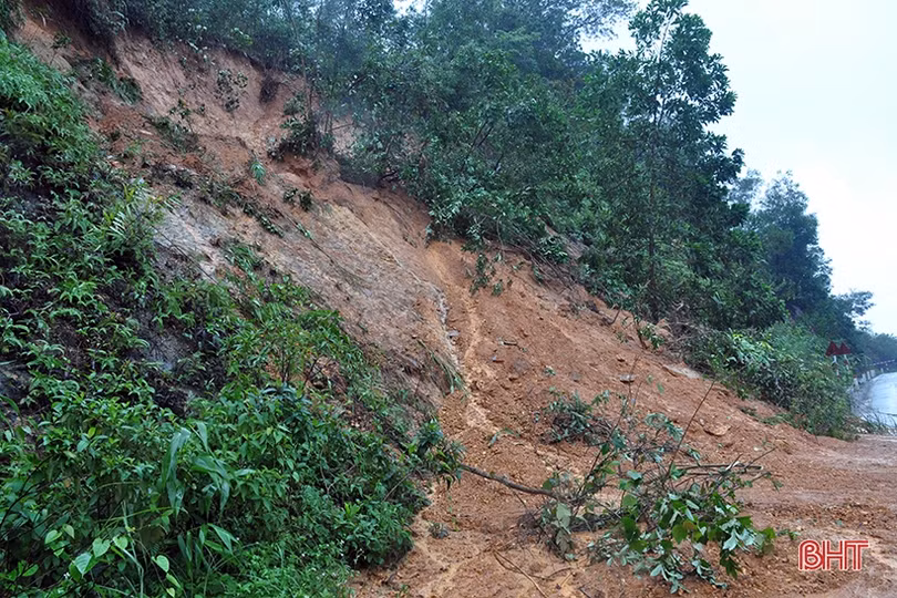 Toàn cảnh sạt lở đất khiến Quốc lộ 15A đoạn qua Hương Khê tê liệt