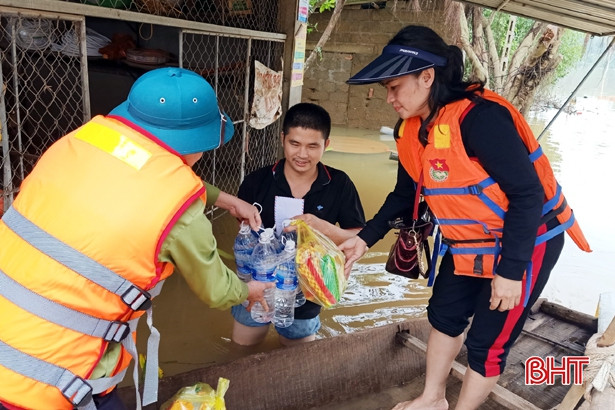 Nhiều món quà đến với người dân vùng lũ Hương Sơn