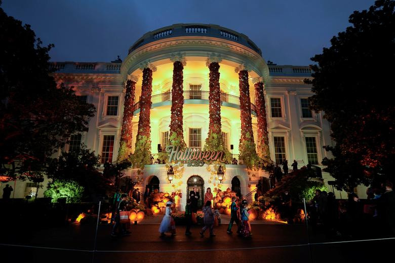 Ông Trump dự tiệc Halloween cùng trẻ em tại Nhà Trắng