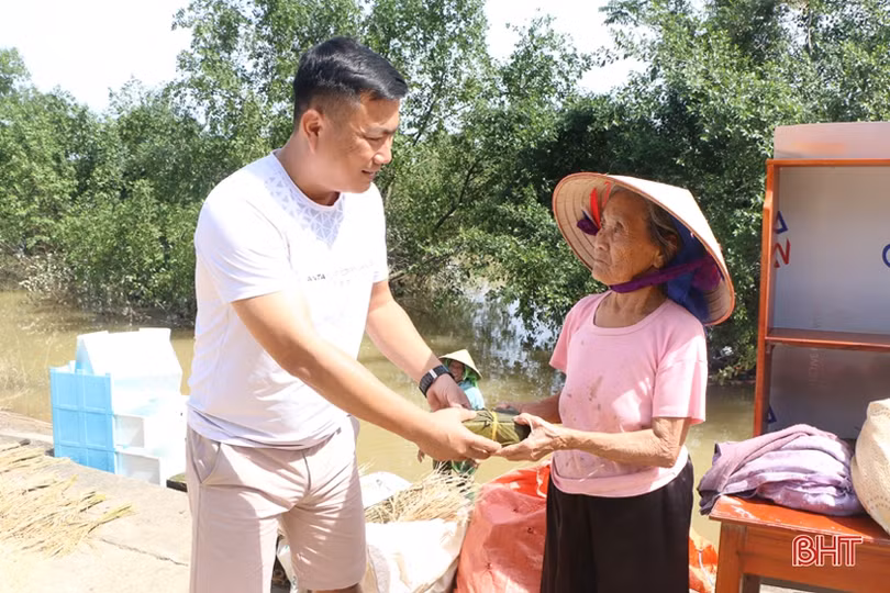 Người dân Hà Tĩnh chung sức, đồng lòng vượt qua lũ dữ