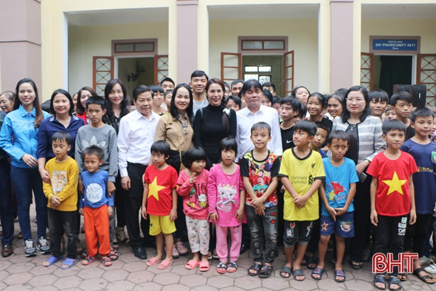 Hơn 17,6 tỷ đồng được ca sỹ Thủy Tiên trao cho người dân Hà Tĩnh ảnh 11 Hơn 17,6 tỷ đồng được ca sỹ Thủy Tiên trao cho người dân Hà Tĩnh