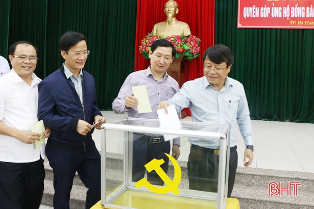 Người dân bị thiệt hại do lũ lụt ở Hà Tĩnh tiếp tục đón nhận sự hỗ trợ từ các tổ chức, đơn vị ảnh 13 Người dân bị thiệt hại do lũ lụt ở Hà Tĩnh tiếp tục đón nhận sự hỗ trợ từ các tổ chức, đơn vị