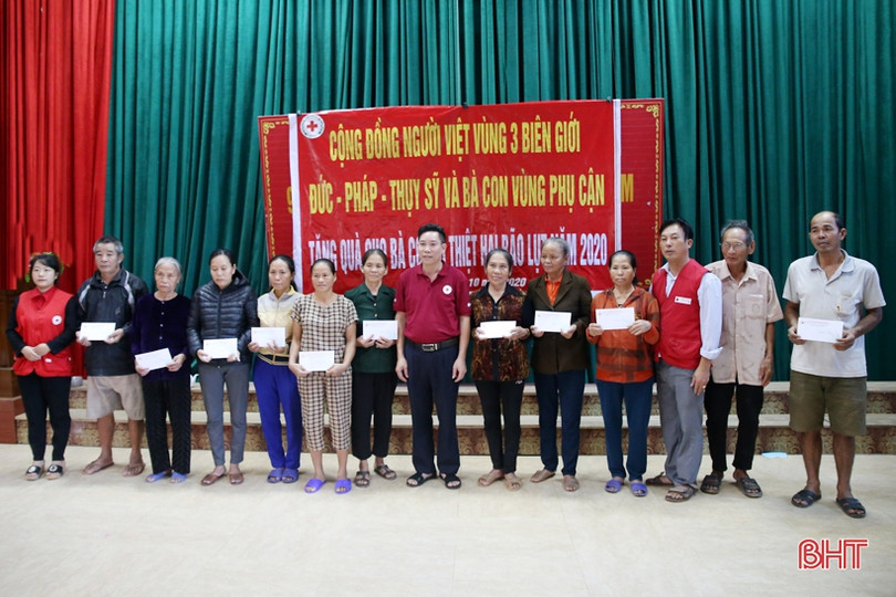 Phó Bí thư Tỉnh ủy Hà Tĩnh thăm hỏi, tặng quà người dân huyện Thạch Hà, Cẩm Xuyên