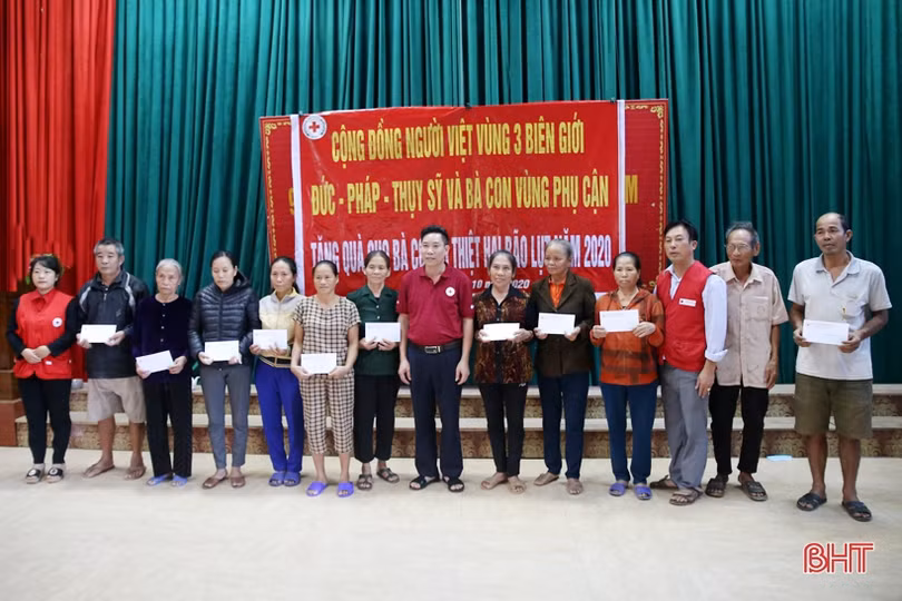 Phó Bí thư Tỉnh ủy Hà Tĩnh thăm hỏi, tặng quà người dân huyện Thạch Hà, Cẩm Xuyên